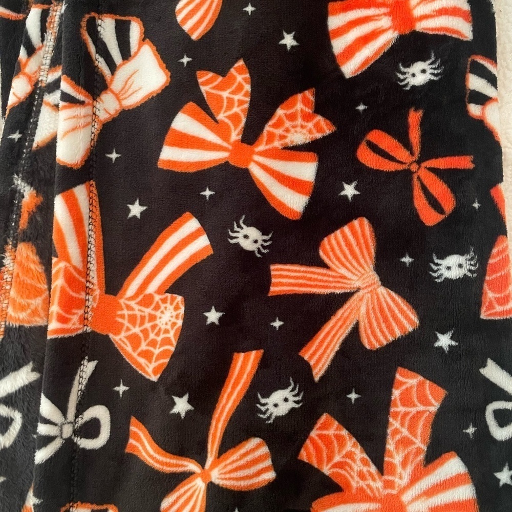 Trick or treat Halloween oversized throw blanket with ribbons bows spiders 50x70 - Picture 2 of 4